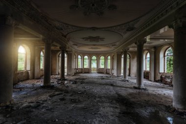 Eski terk edilmiş malikanede sütunları olan büyük bir salon..