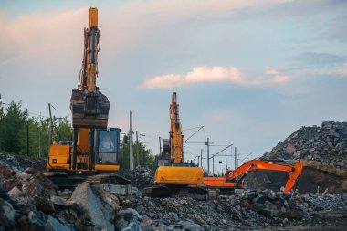 Kazıcılar madencilik ve işleme tesisinde açık maden ocağında toprak hareketliliği üzerinde çalışıyorlar..