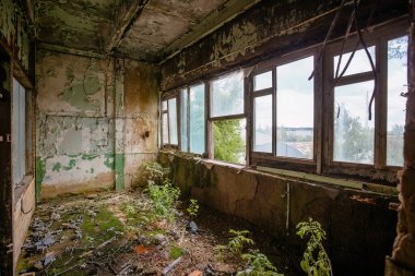 İçi terk edilmiş eski fabrikalarla çevrili..