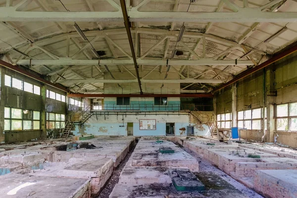 Opuszczona Fabryka Duża Pusta Zniszczona Hala Przemysłowa — Zdjęcie stockowe