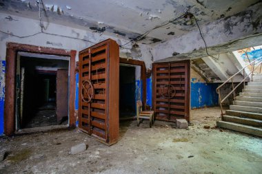 Sivil savunmanın korunaklı sığınak girişinde. Büyük zırhlı patlamaya dayanıklı kapılar..