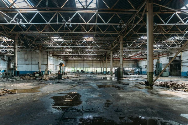 Opuszczona Fabryka Duża Pusta Zrujnowana Hala Przemysłowa Rozbitymi Resztkami Wyposażenia — Zdjęcie stockowe