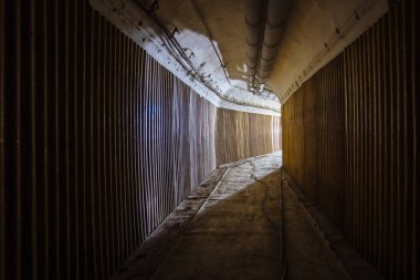 Sovyet sığınağının eski kubbeli koridoru, Soğuk Savaş yankısı..