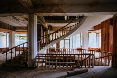 Süslü sarmal merdivenli terk edilmiş eski bir bina..