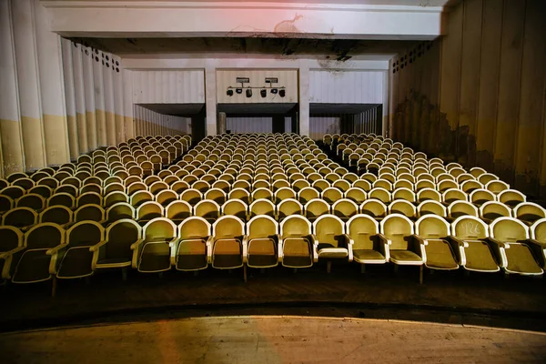 Verlassener Kinosaal Oder Konzertsaal — Stockfoto