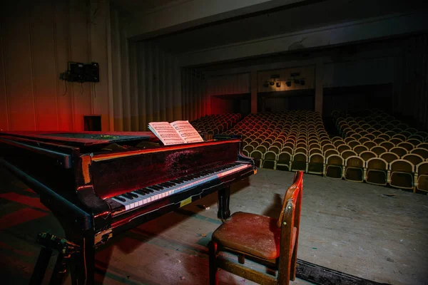 Altes Klavier Verlassenen Konzertsaal — Stockfoto