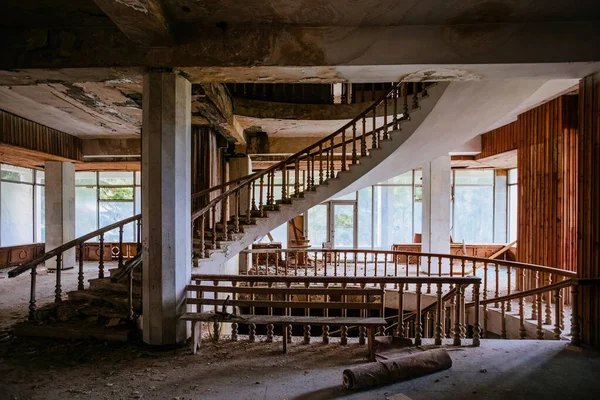 Antigo Edifício Abandonado Com Escadaria Espiral Decorada — Fotografia de Stock