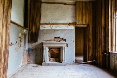 Terk edilmiş malikanede eski şömine.