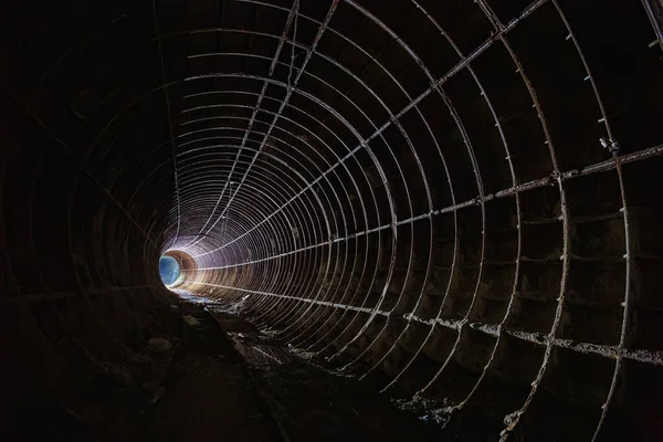带有生锈铁路的黑暗肮脏的废弃地铁隧道 — 图库照片