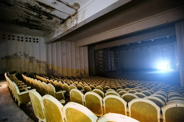 映画館やコンサートホールの放棄された講堂 — ストック写真