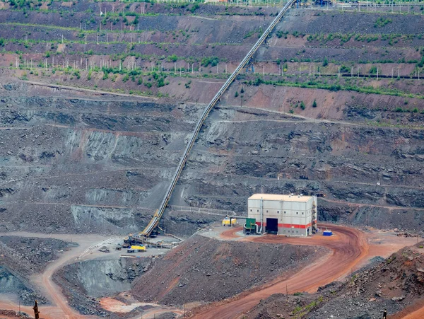 鉱石輸送のための開いたピット鉱山の大きいコンベヤー ベルト — ストック写真
