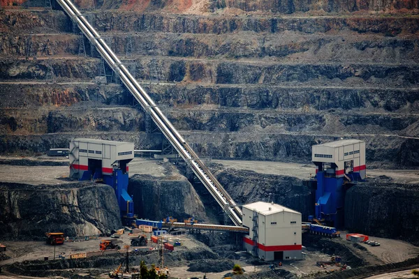 露天矿山矿石运输用大型输送带 — 图库照片