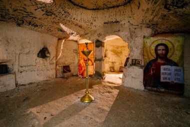 Shmarnenskaya mağarası. Eski terk edilmiş yeraltı tebeşir manastırı..