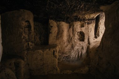 Shmarnenskaya mağarası. Eski terk edilmiş yeraltı tebeşir manastırı..