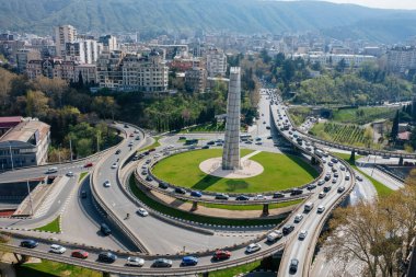 Heroes Meydanı yakınlarındaki çevre yolu kavşağı, Tiflis, hava manzarası.