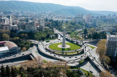 Heroes Meydanı yakınlarındaki çevre yolu kavşağı, Tiflis, hava manzarası.