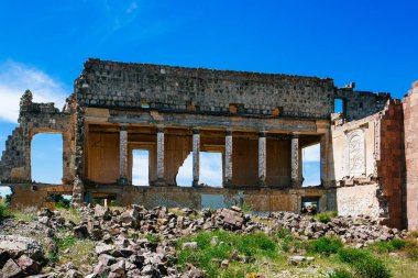 Yıkılmış bina. Felaket, patlama, bombalama, savaş veya yıkım sonuçları.