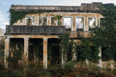 Terk edilmiş eski binalar tarafından kaplanmış..