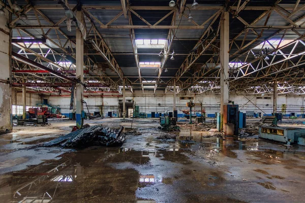 Verlassene Fabrik Große Leere Industrieruine Mit Kaputten Geräteresten — Stockfoto
