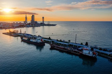 LPG, petrol ya da kimyasal üretimi olan gemi tankerleri. Limanda tanker yükleme işlemi, insansız hava aracı görüntüsü.