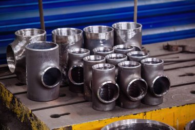 Fabrikada T şeklinde boru parçaları var..