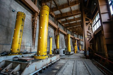 Hidroelektrik santralindeki su dağıtım cihazında hidrolik çıkış silindirleri.