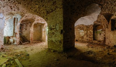 Eski malikanenin altında kırmızı tuğlalı bir zindan. Zubrilovka 'daki Golitsynlerin eski mülkü..