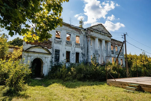 Zniszczony Zarośnięty Stary Opuszczony Dwór Dawny Majątek Golitsynów Zubrilovce — Zdjęcie stockowe