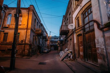 Geceleri Tiflis 'in gecekondu mahallesindeki eski püskü evler..