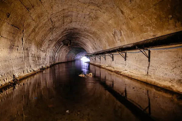 Túnel Alcantarillado Urbano Inundado Subterráneo Con Aguas Sucias — Foto de Stock