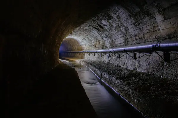 Underground Vaulted Urban Sewer Tunnel Dirty Sewage lizenzfreie Stockfotos