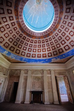 Eski görkemli terk edilmiş tarihi konak Znamenskoye-Rayok, iç görünüm.