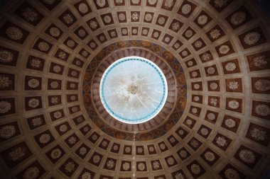 Znamenskoye Rayok Konağının süslü kubbesinin alt manzarası..