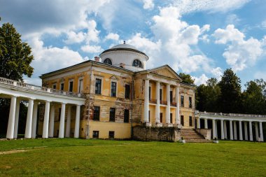 Znamenskoye-Rayok Rusya 'nın Tver bölgesinde terk edilmiş bir malikane..