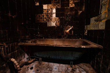 Evin iç kısmı yanmış. Banyodaki yangının sonuçları..