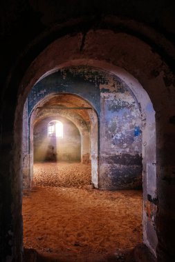 Çölde terk edilmiş eski bir kilise. Kondrashovka 'daki eski Aziz Nicholas Kilisesi..