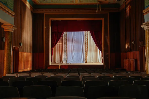Тёмный Старый Заброшенный Театр — стоковое фото