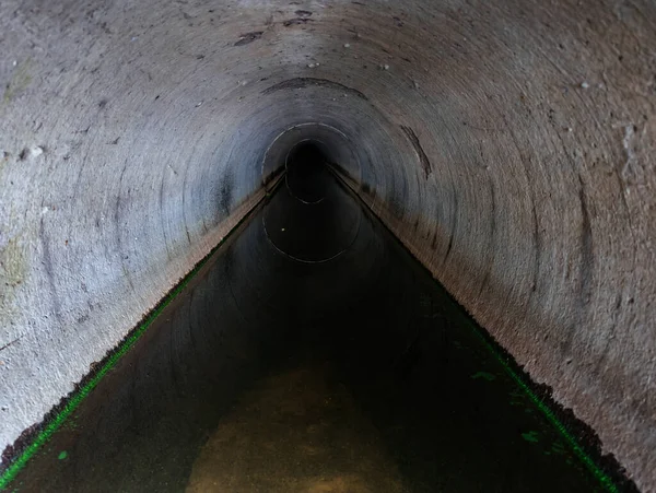 Inuti Mörk Rund Underjordisk Avloppstunnel — Stockfoto