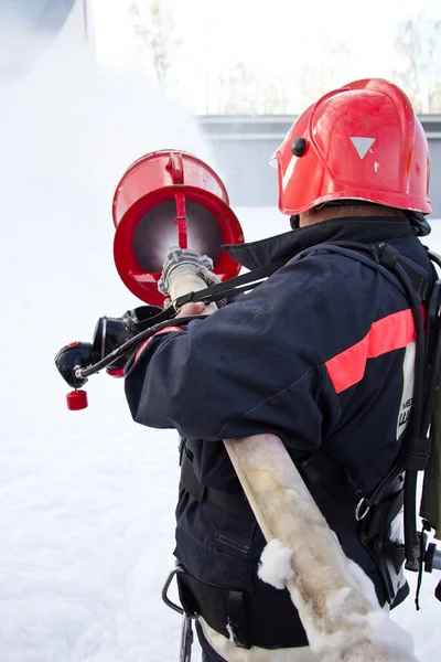 Пожежник Гасить Вогонь Пінорозпилювальним Шлангом — стокове фото