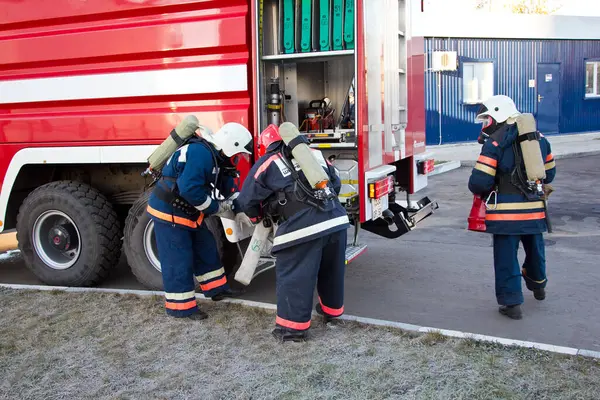 Groupe Pompiers Portant Des Masques Gaz Préparant Éteindre Feu — Photo