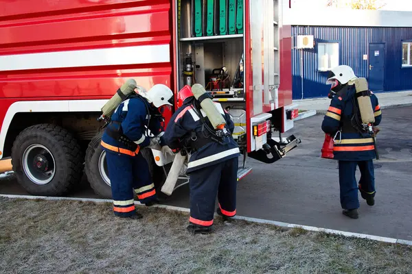 Grupa Strażaków Zakładających Maski Gazowe Przygotowujących Się Gaszenia Pożaru — Zdjęcie stockowe