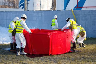 Kurtarma ekipleri kazanın sonuçlarını, kimyasal madde sızıntısını ortadan kaldırdı.