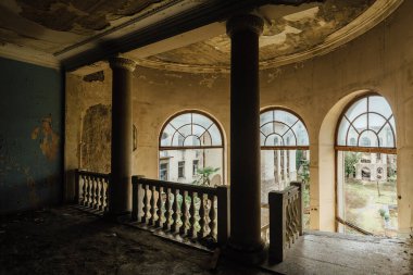 Sanatoryum Imereti, Tskaltubo 'daki eski terk edilmiş köşkte sütunları olan büyük bir giriş salonu..