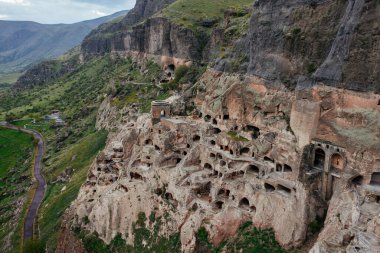Vardzia mağara manastırı, hava aracı manzaralı..