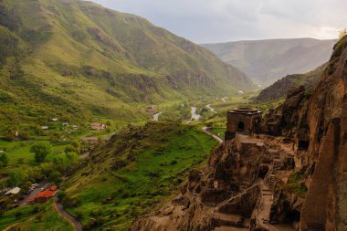 Gürcistan 'daki Vardzia mağara manastırı..