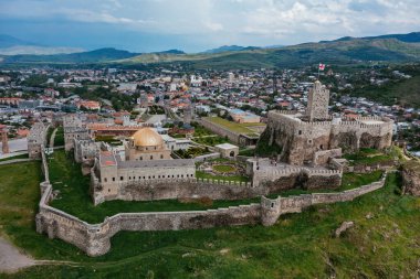 Akhaltsikhe, Georgia 'daki Rabat Kalesi' nin insansız hava görüntüsü..