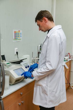 Eldivenli elini Dna örneği gerçek zamanlı Pcr-cycler koyarak olan bilim adamı.