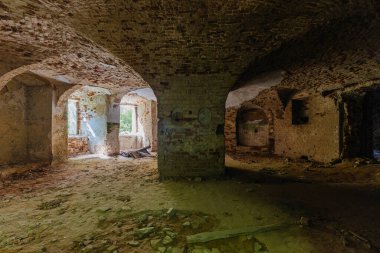 Eski malikanenin altındaki kırmızı tuğladan bir zindan..