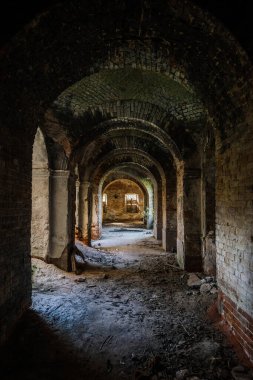 Terk edilmiş kilise, kale vb. 'nin büyük antik kubbeli koridoru..