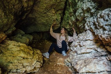 Yeraltındaki kireçtaşı mağarasını keşfeden kız..